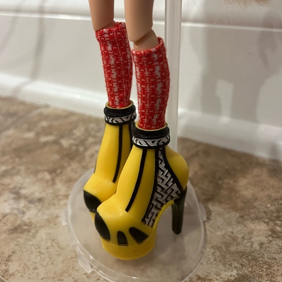 Bratz Study Abroad Cloe 2015 MGA Entertainment W/ extra shirt - Picture 2 of 9